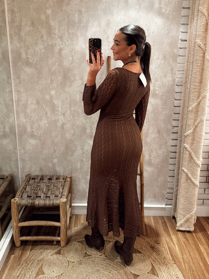 Vestido midi castanho com relevo e folhos