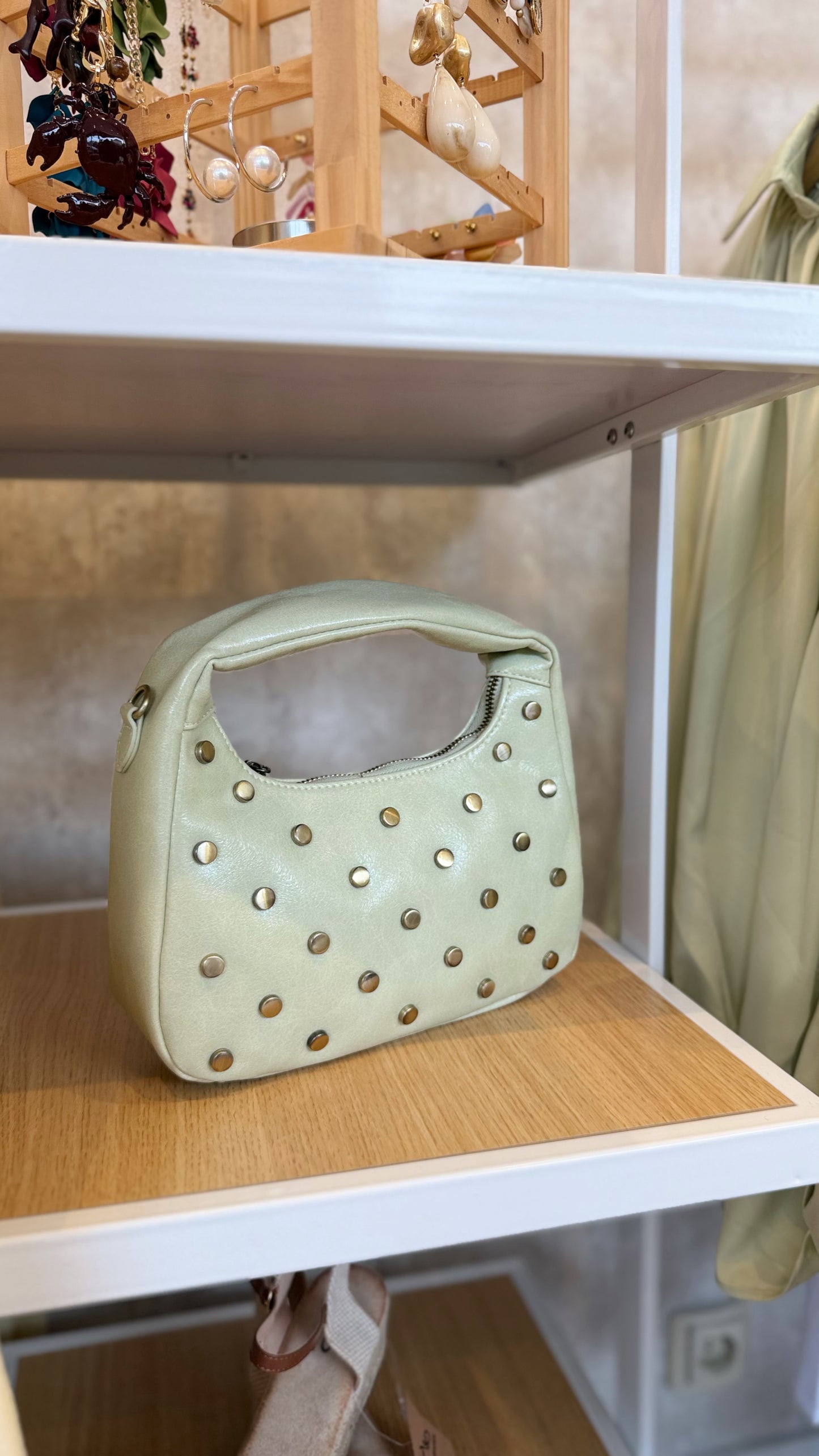 Mala em pele sintética com tachas douradas