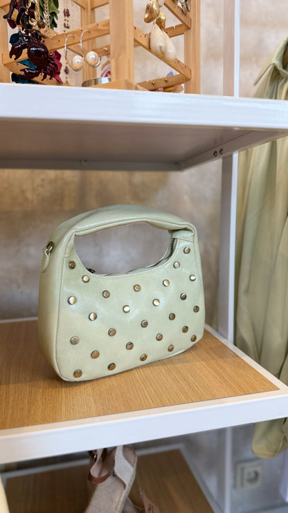 Mala em pele sintética com tachas douradas