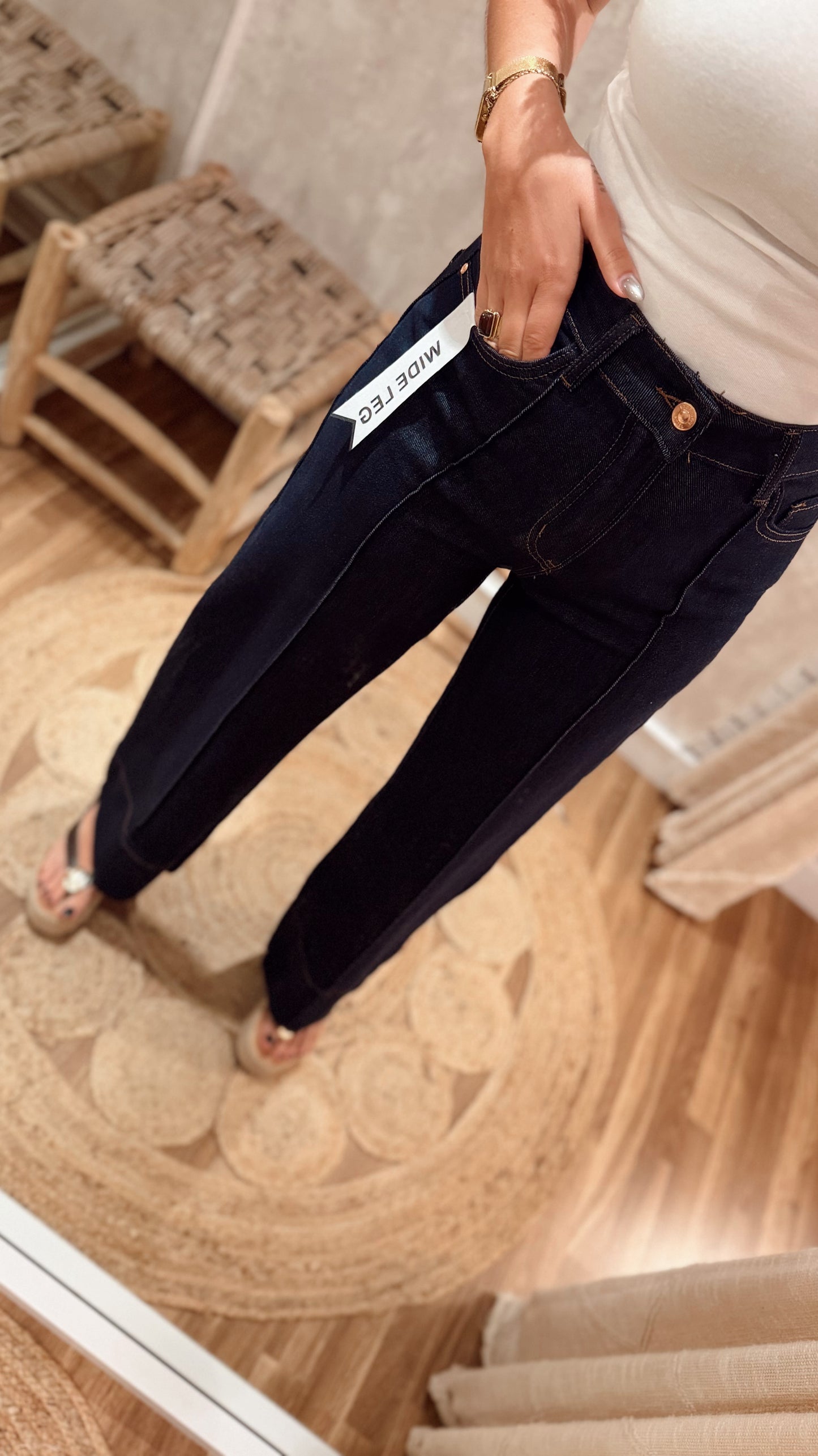 Jeans modelo wide leg em ganga escura