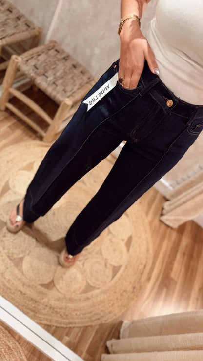 Jeans modelo wide leg em ganga escura