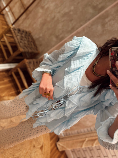 Blusa c/folhos e atilhos
