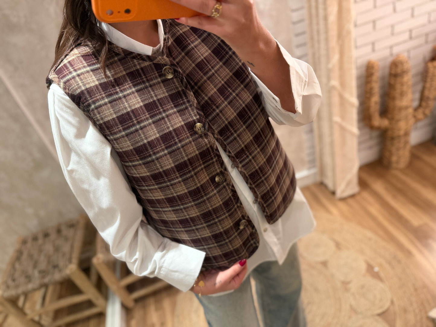 Colete Reversível em Tons Neutros com Padrão aos Quadrados