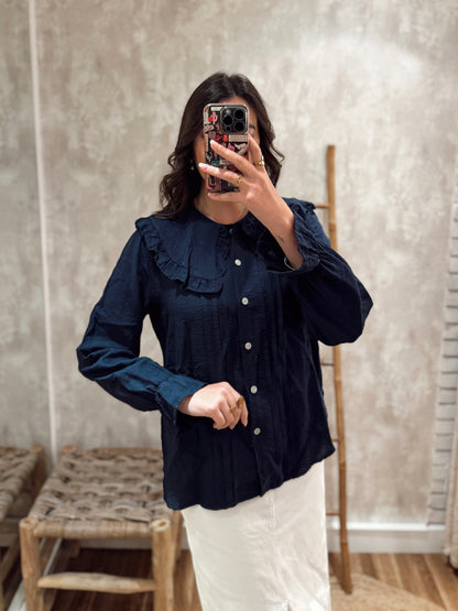 Camisa em tecido leve com detalhe de pregas frontais e gola larga com folho