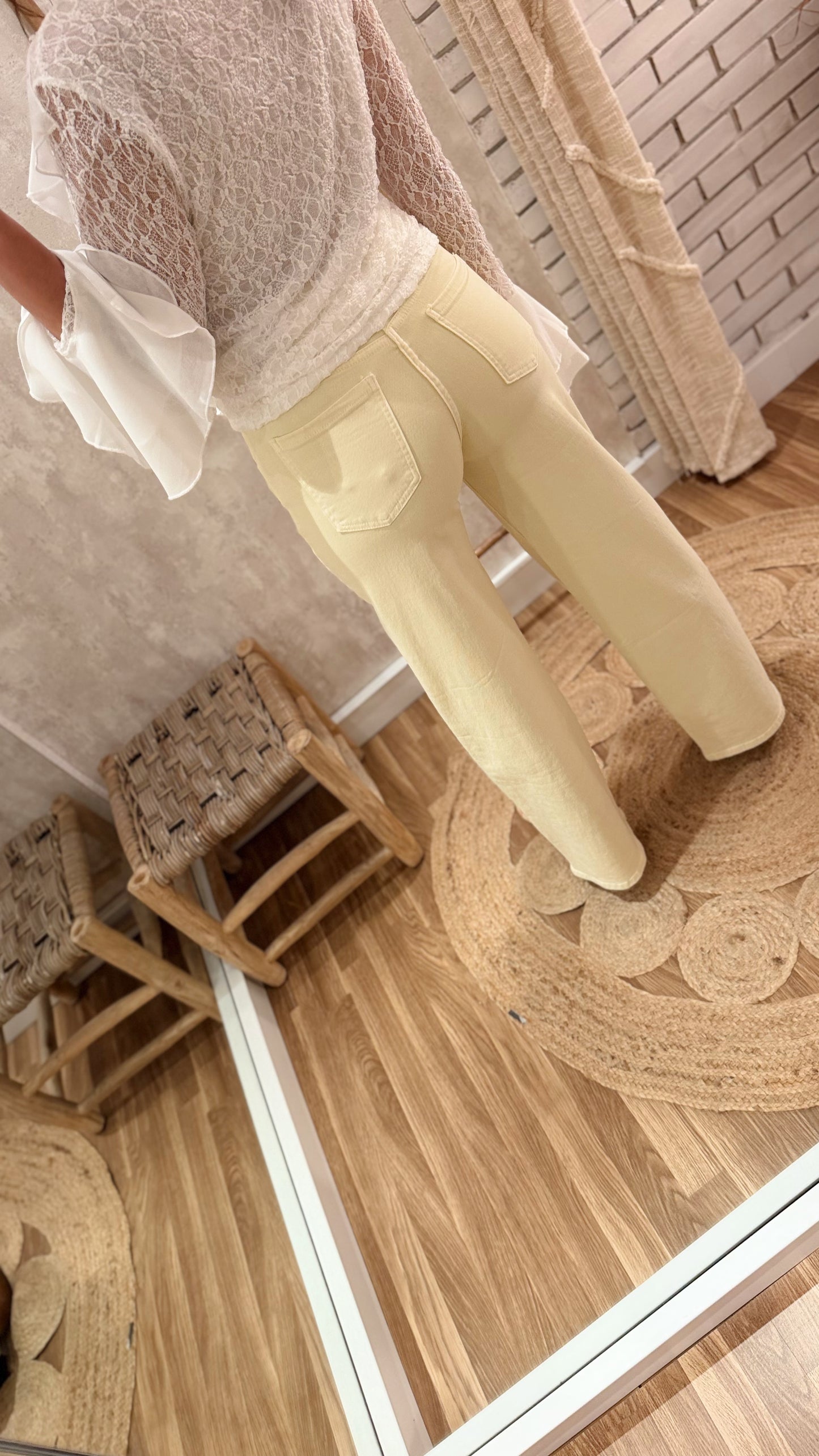 Jeans wide leg amarelo manteiga