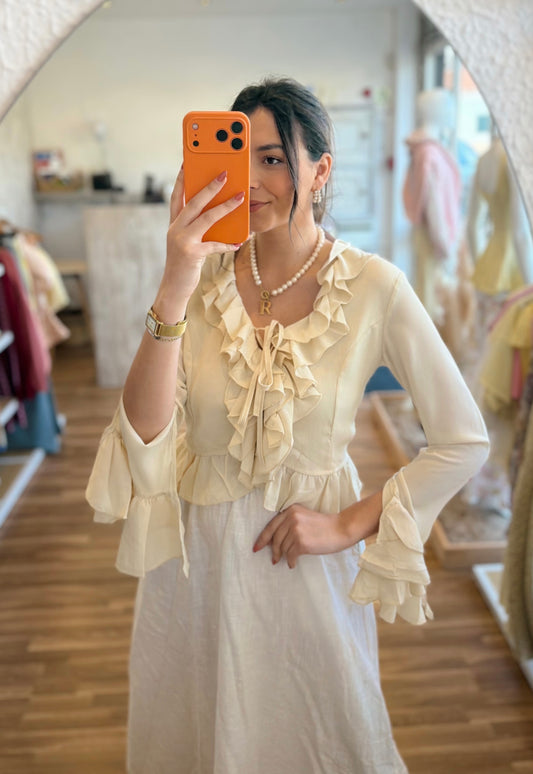 Blusa c/folhos e atilho no decote