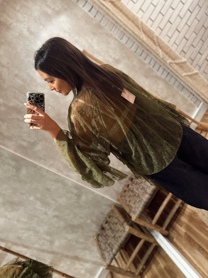 Blusa em renda transparente com folhos
