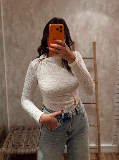 Body com Relevo no Tecido e Detalhes Metálicos Dourados