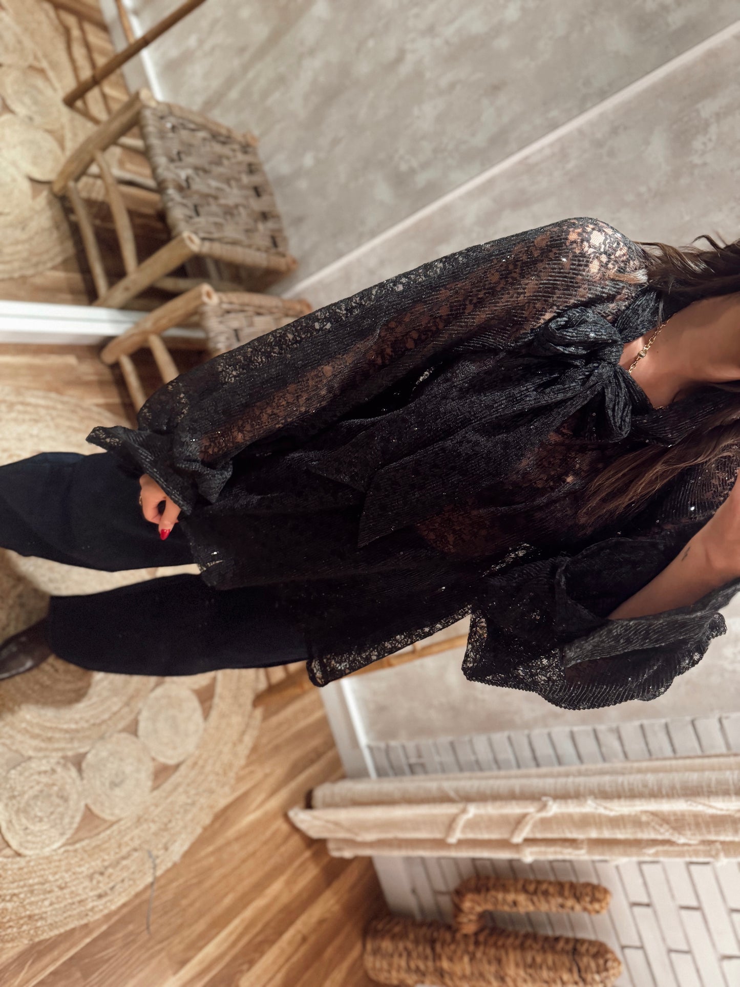 Blusa fluida em tecido transparente com brilho