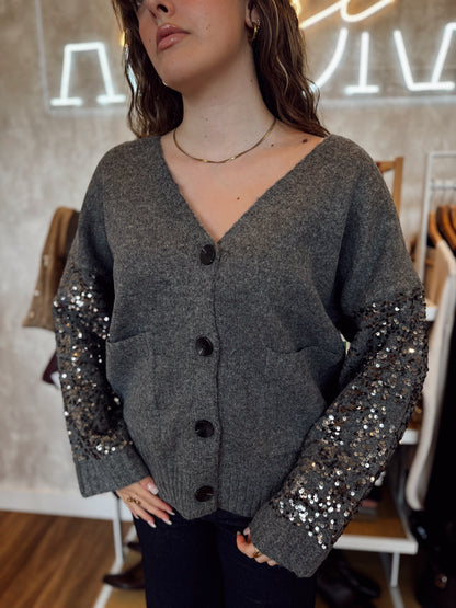 Casaco de malha c/lantejoulas nas mangas