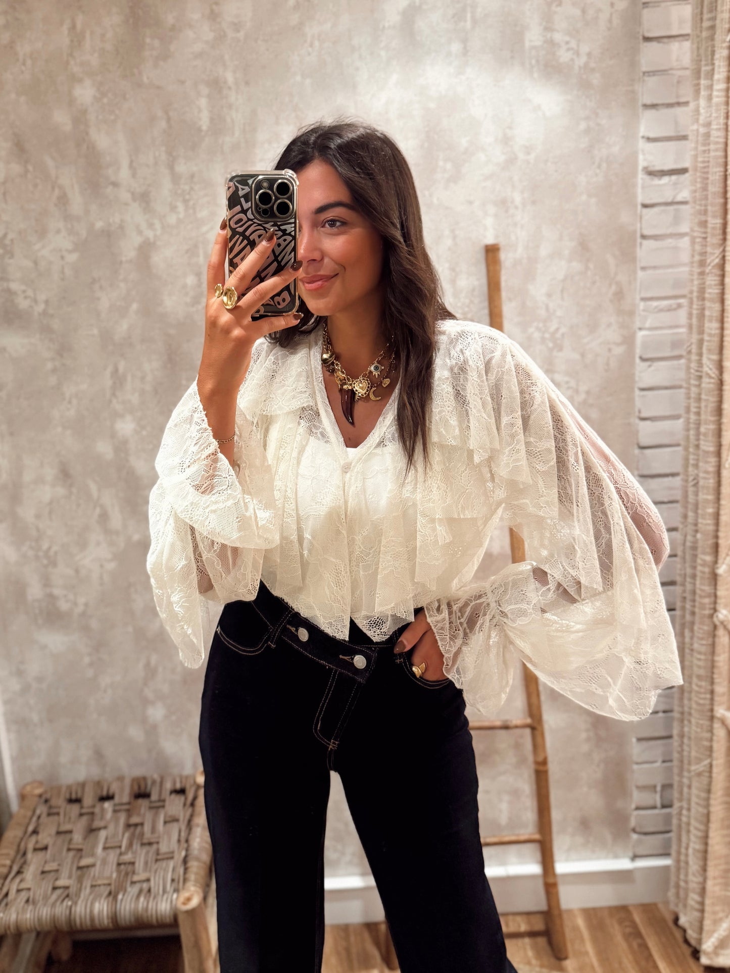 Blusa de encaje con botones y volantes