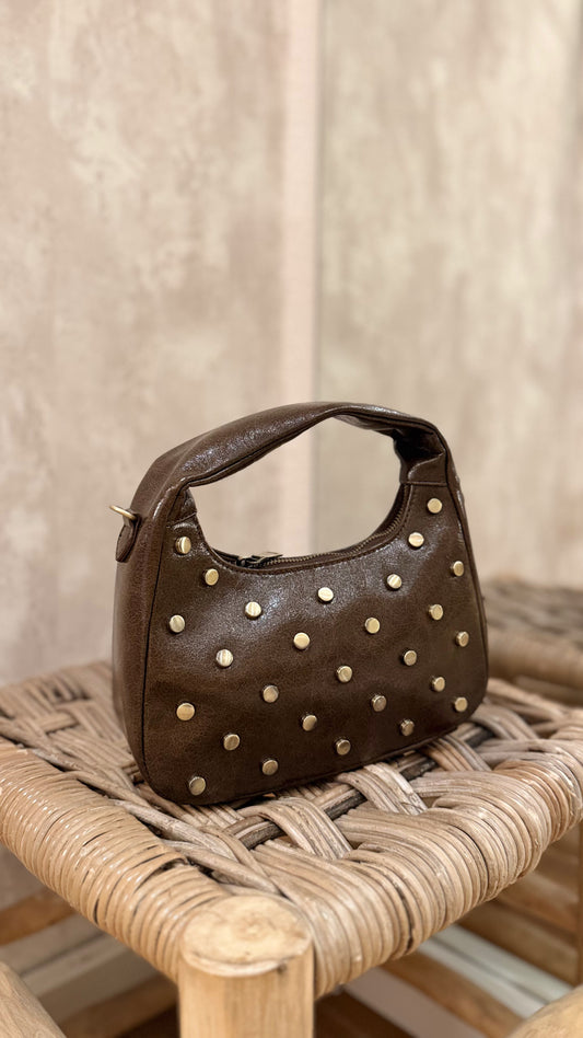 Mala em pele sintética com tachas douradas