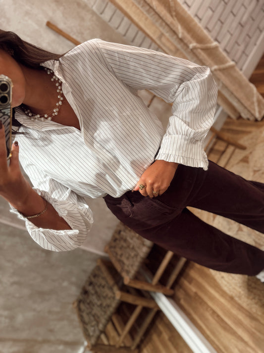Camisa c/detalhe de folho na gola e punhos