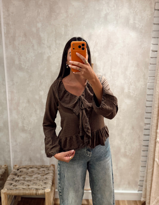 Blusa com Folhos e Gola Ampla