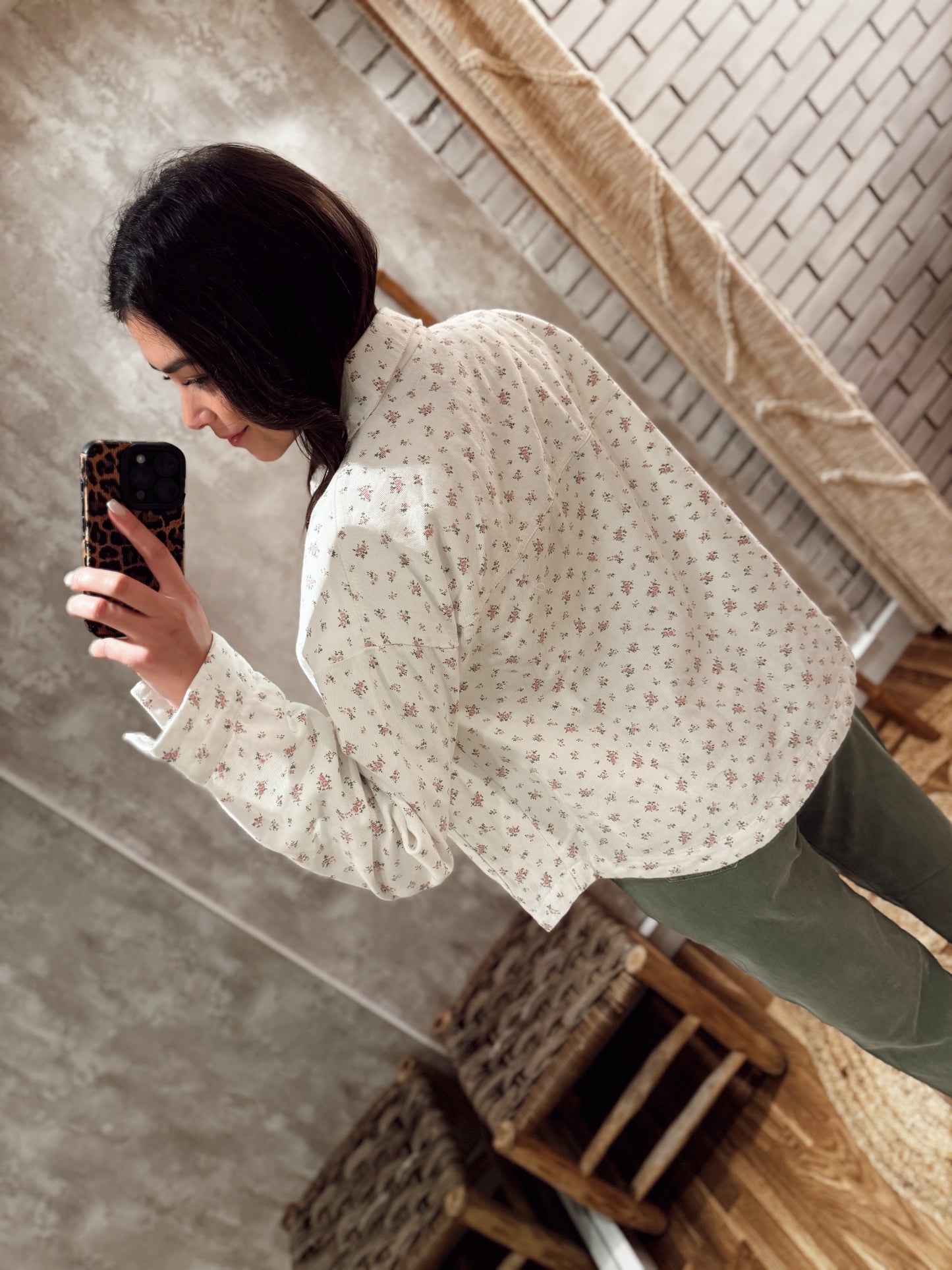 Camisa vaquera blanca con estampado floral minimalista