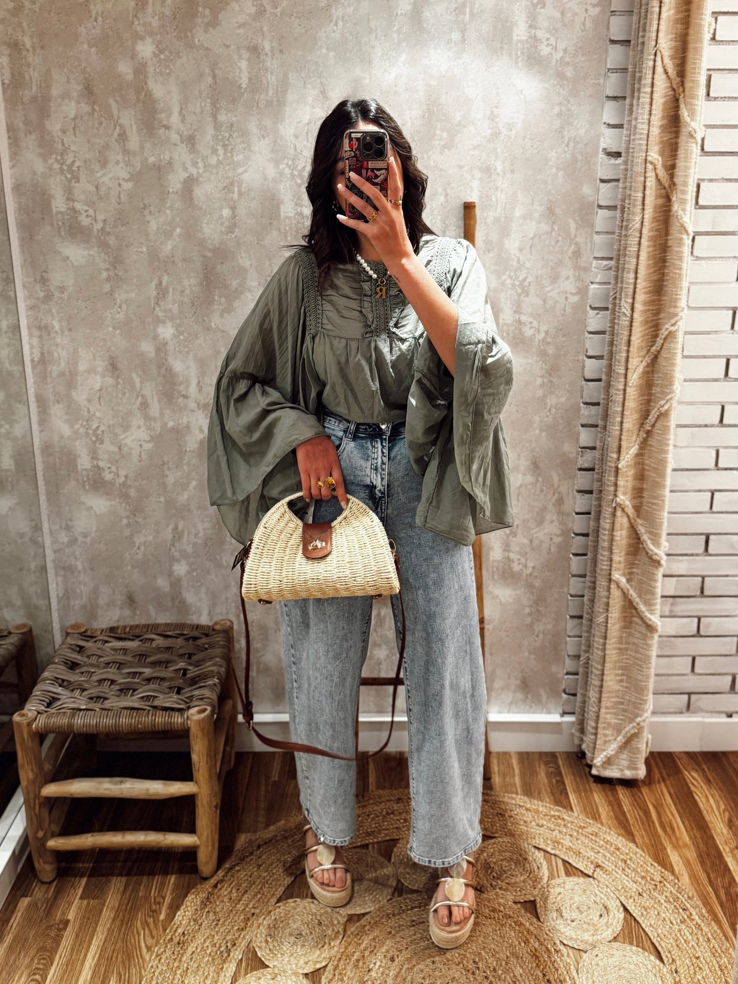 Blusa em tecido leve com mangas amplas e efeito abalonado