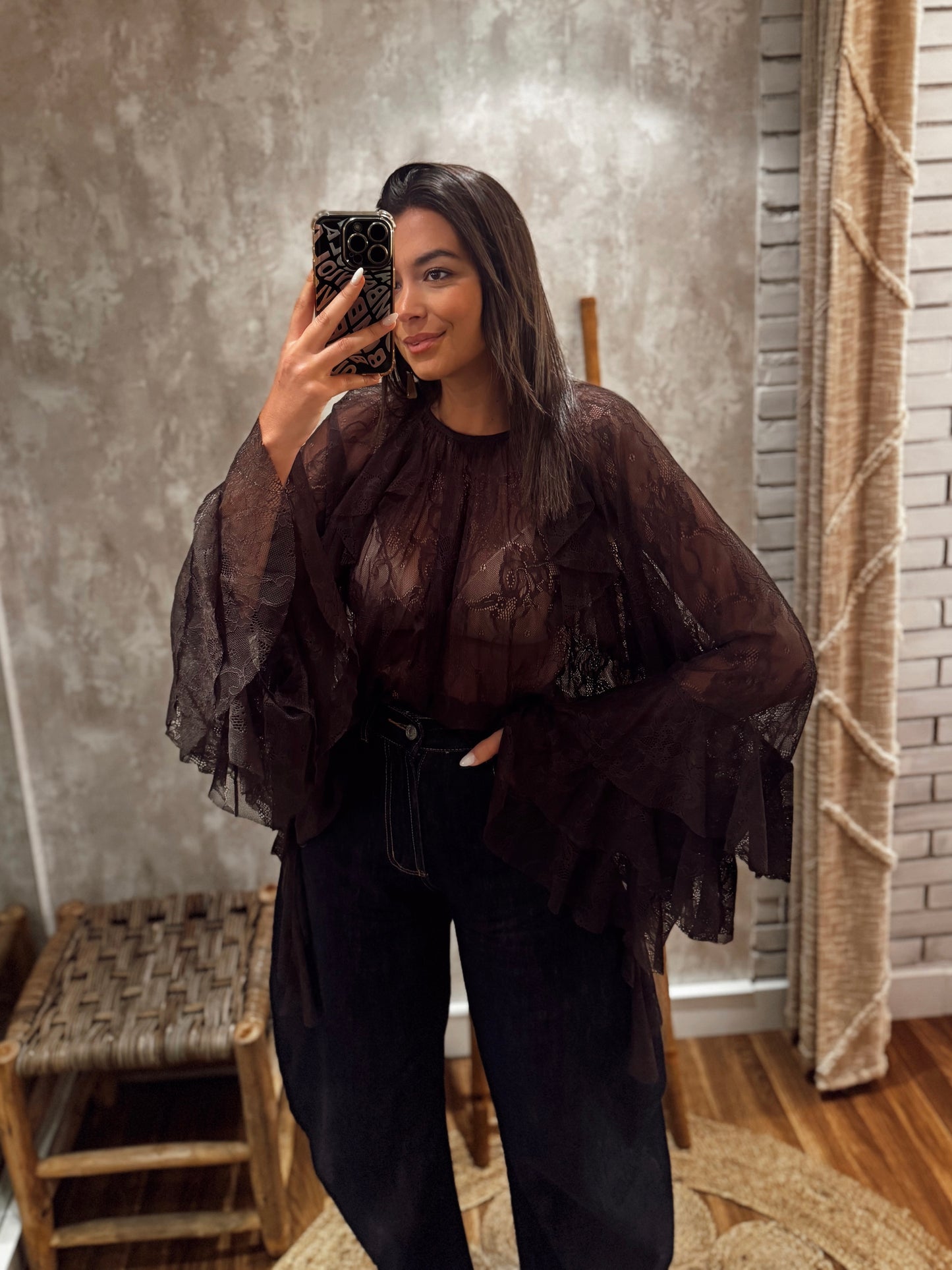 Blusa em renda transparente com folhos