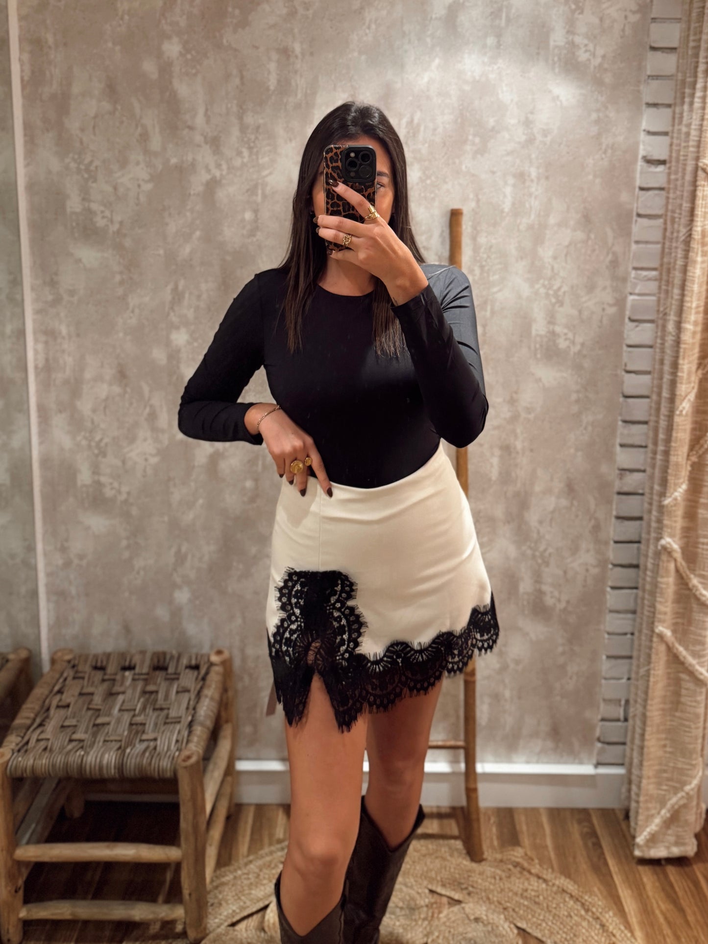 Saia curta c/renda