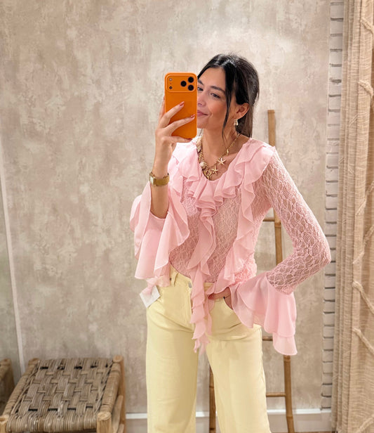 Blusa com renda e folhos