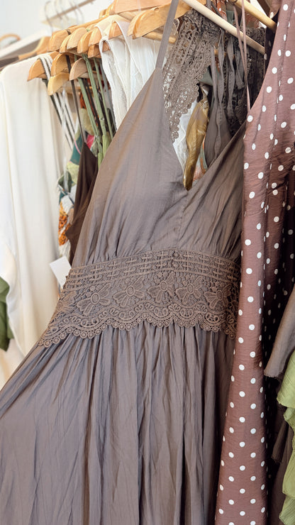 Vestido Comprido com Renda e Costas Abertas