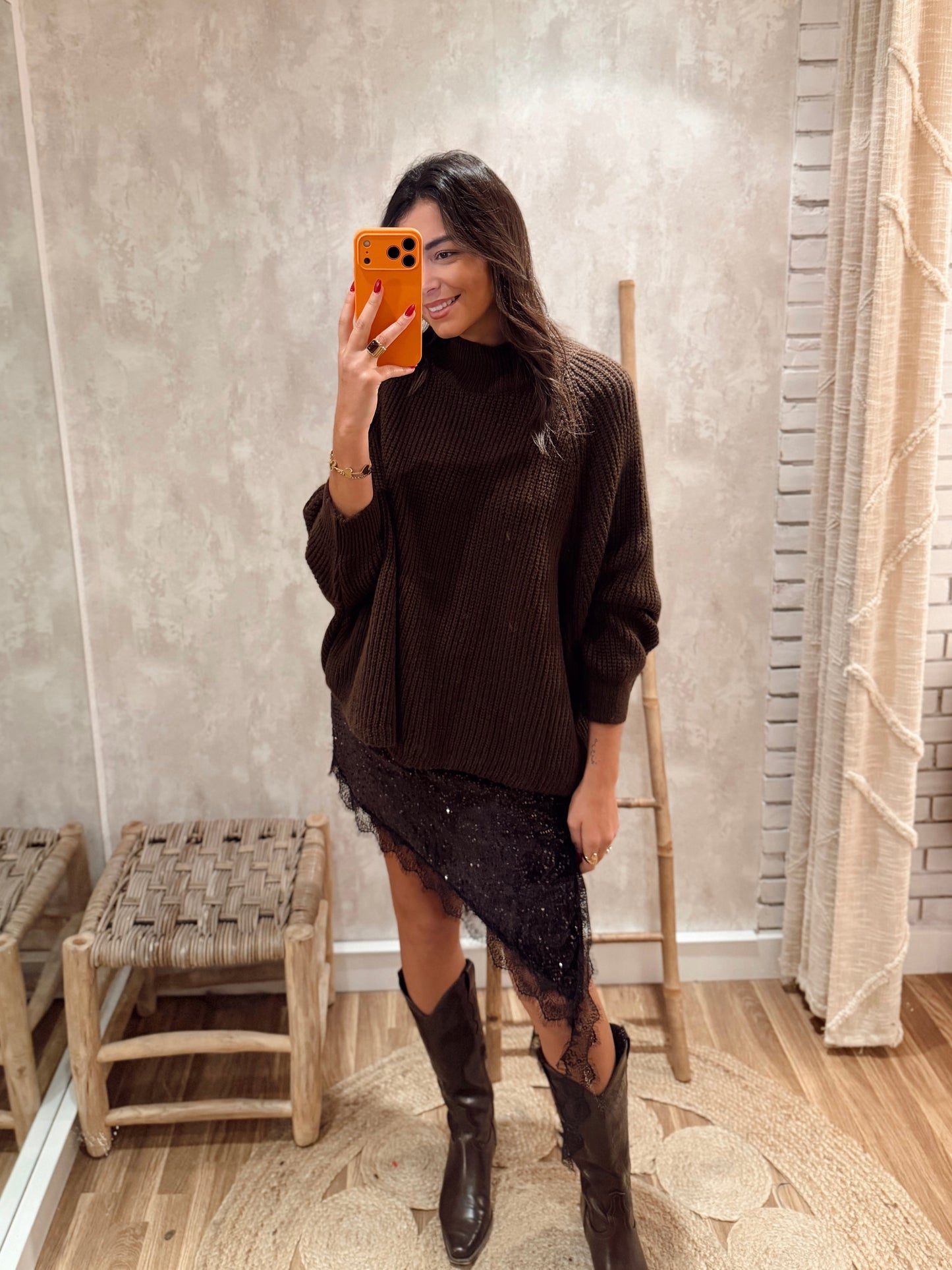 Saia de Lantejoulas com Efeito Assimétrico e Renda