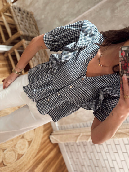 Blusa em padrão vichy com decote em V e detalhe de folho
