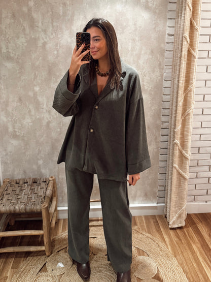 Conjunto em bombazina aveloada composto por blazer e calça