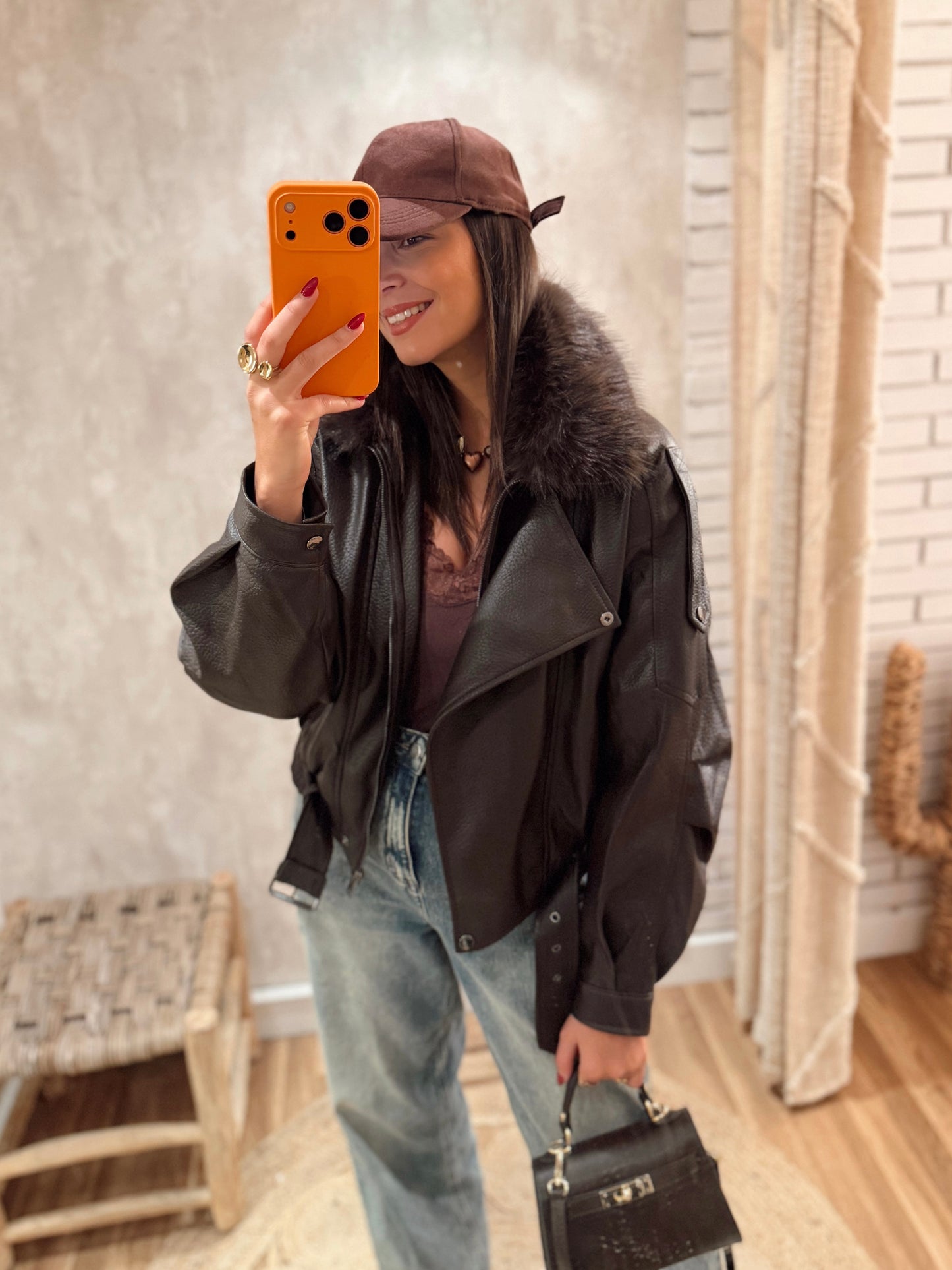 Casaco em napa castanho escuro cardado c/gola em pêlo removível