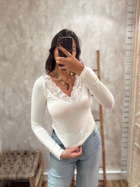 Blusa de manga comprida c/ detalhe de renda na gola