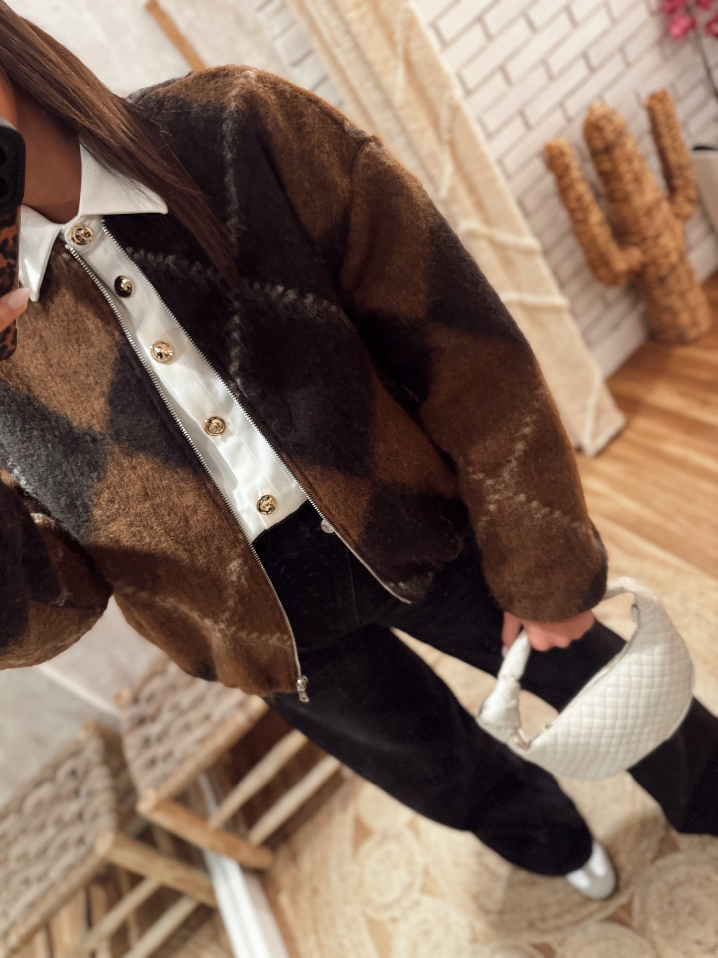 Bomber Lumina em fazenda com pêlo