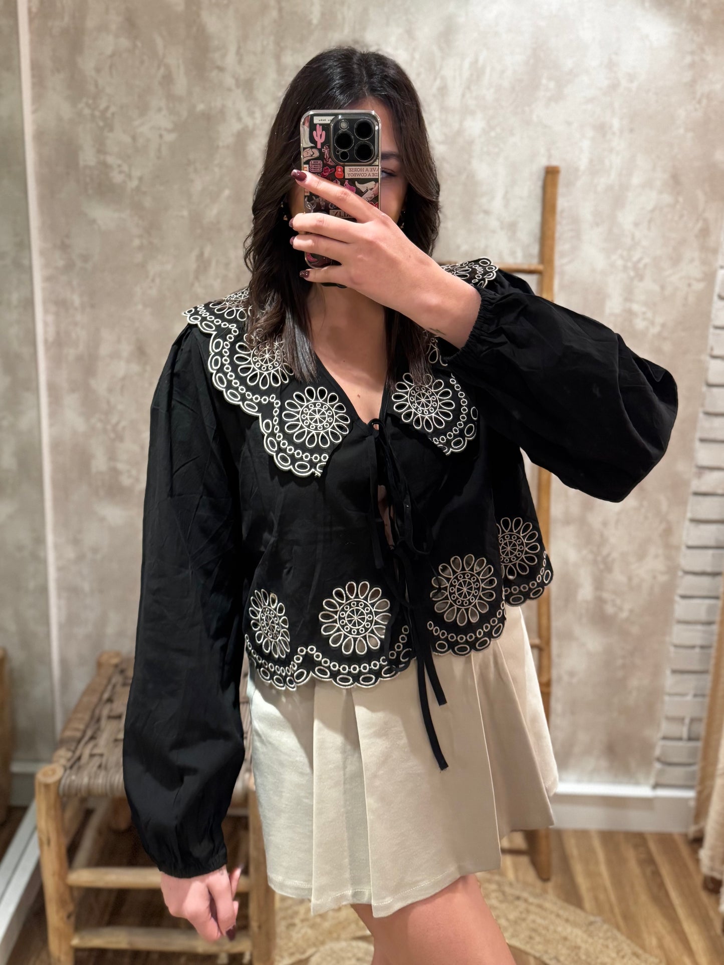 Blusa con bisutería y bordados