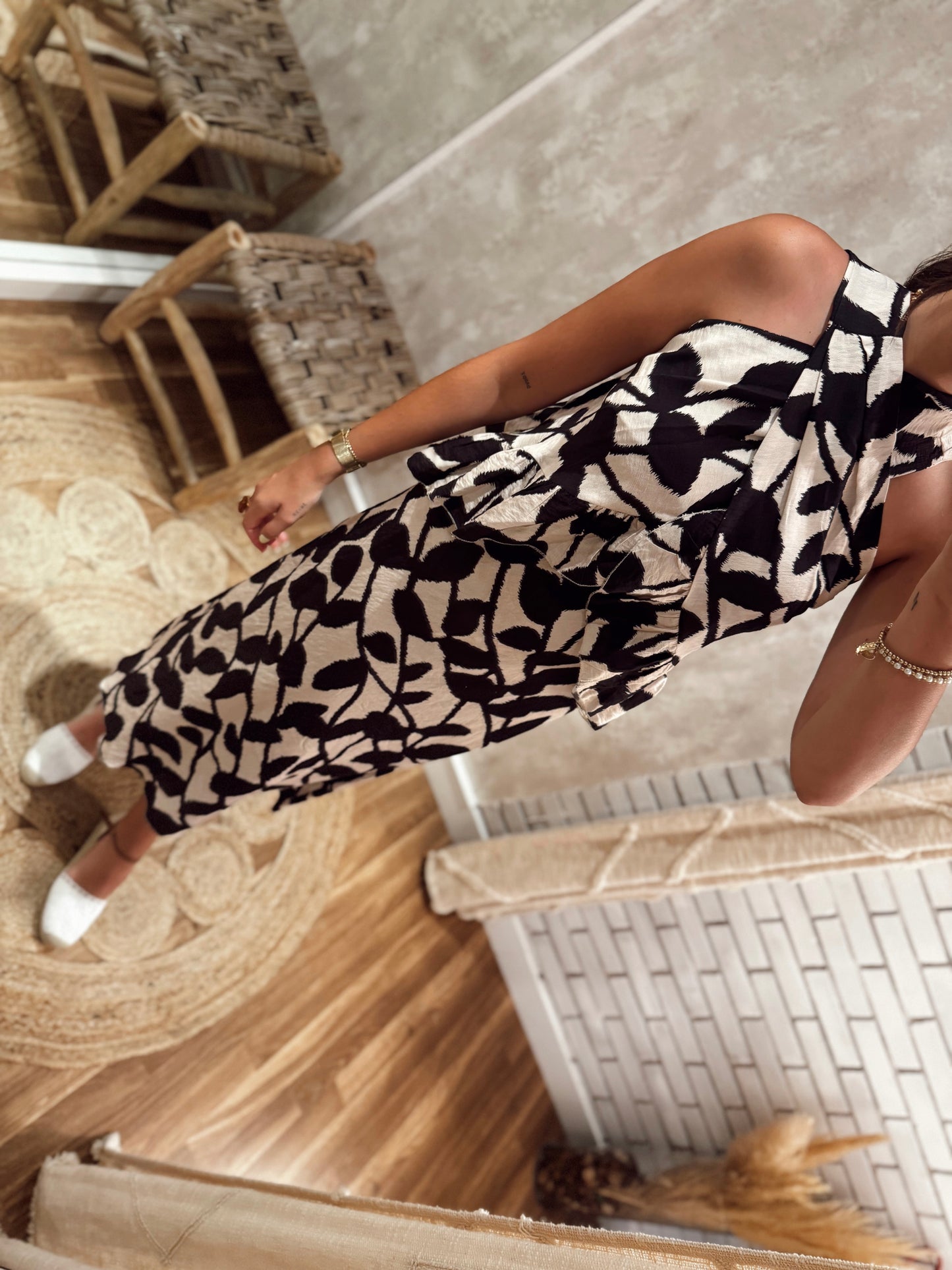 Conjunto elegante de duas peças com padrão floral em contraste