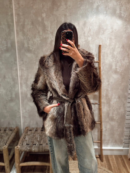 Casaco de pelo sintético em tons castanhos, com corte moderno e cinto para ajustar na cintura