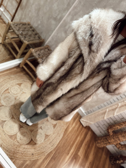 Casaco comprido em pelo sintético