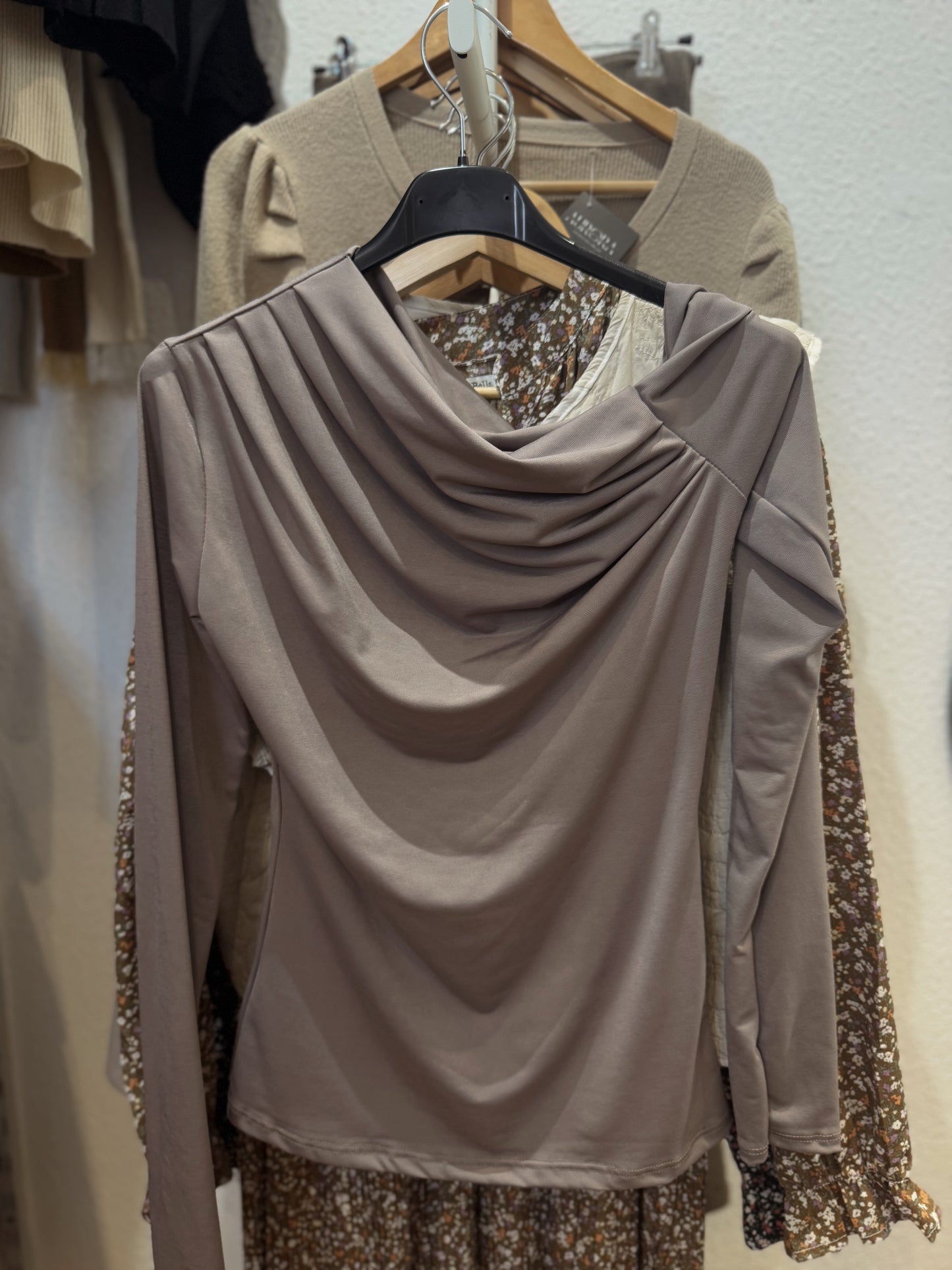 Blusa em licra assimétrica
