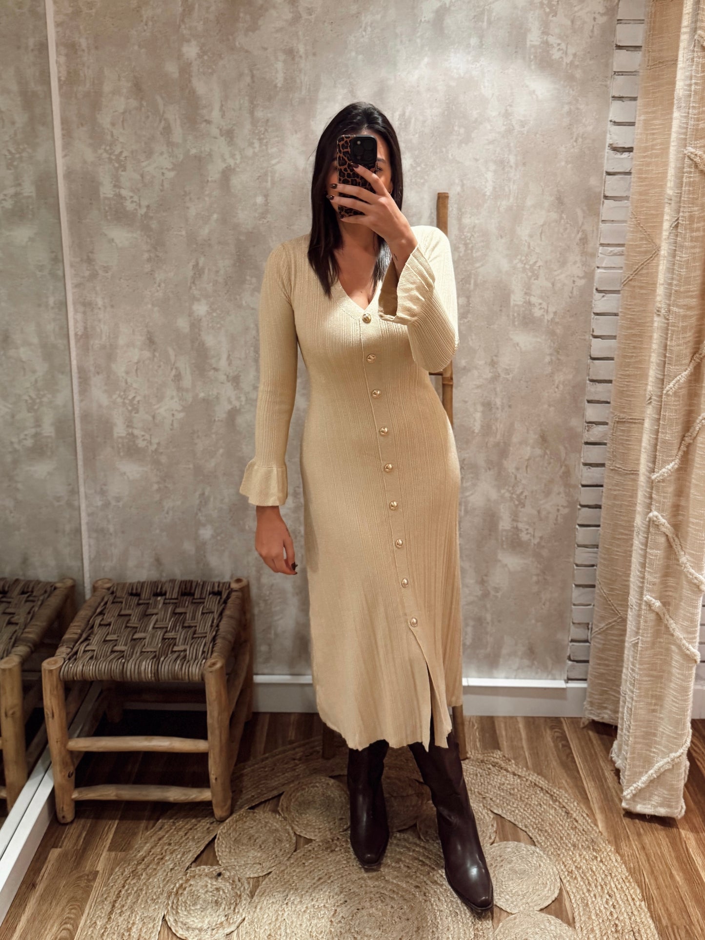 Vestido midi em malha canelada com delicados fios de brilho incorporados