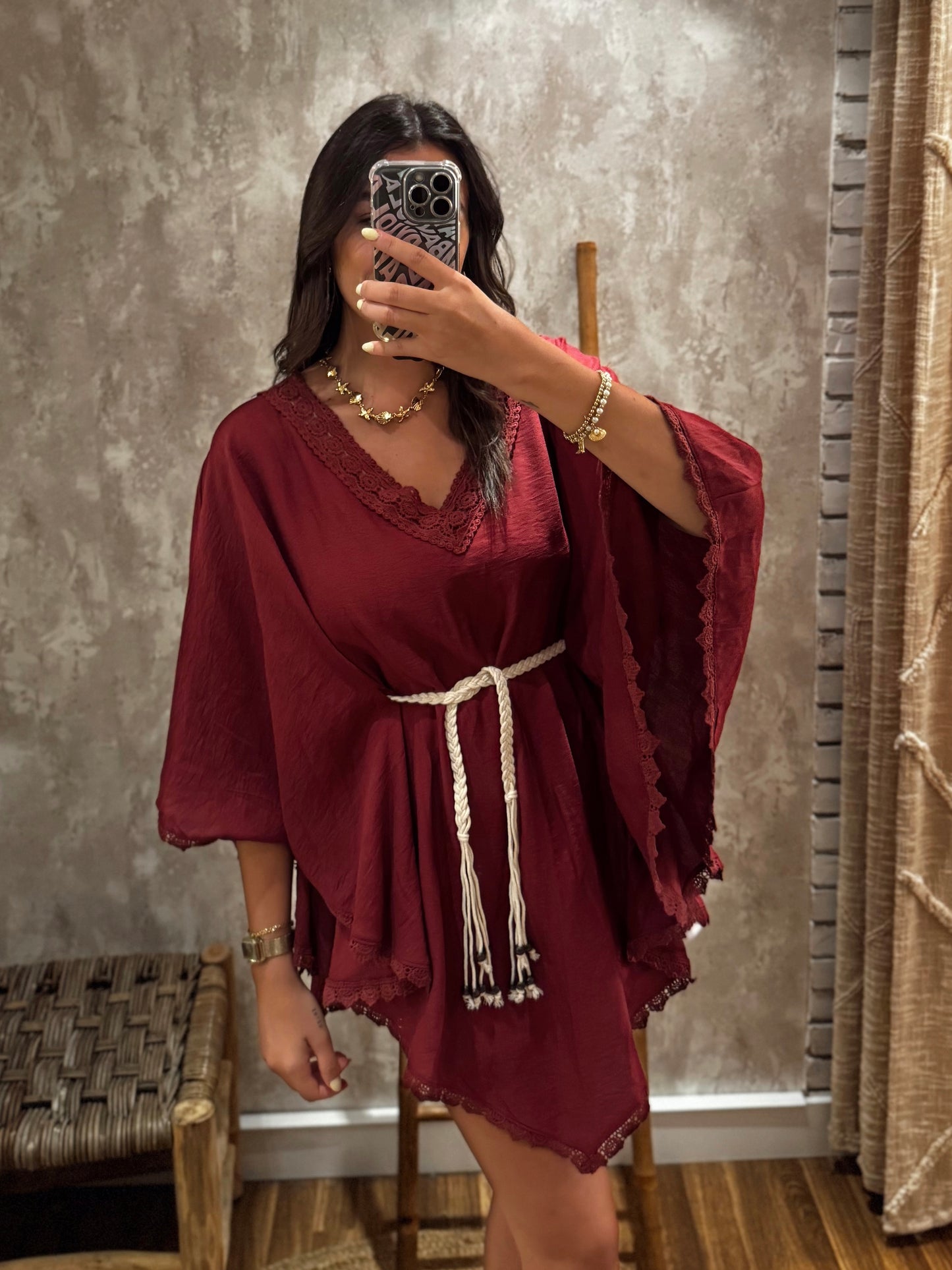 Blusa tipo capa com renda e cinto cordão