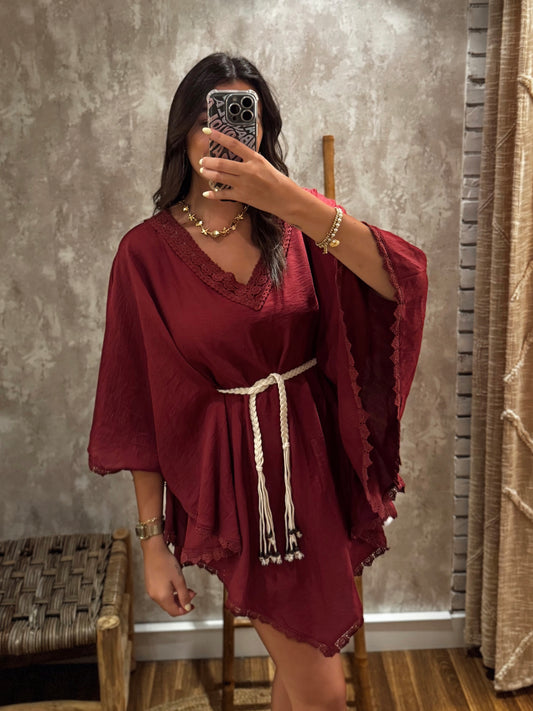 Blusa tipo capa com renda e cinto cordão