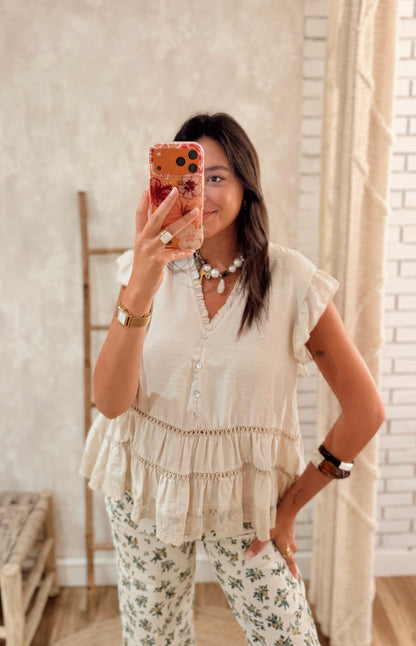 Blusa Romântica com Folhos e Renda