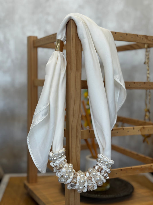 Colar acetinado com pérolas