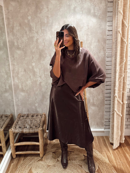 Conjunto de malha e vestido acetinado