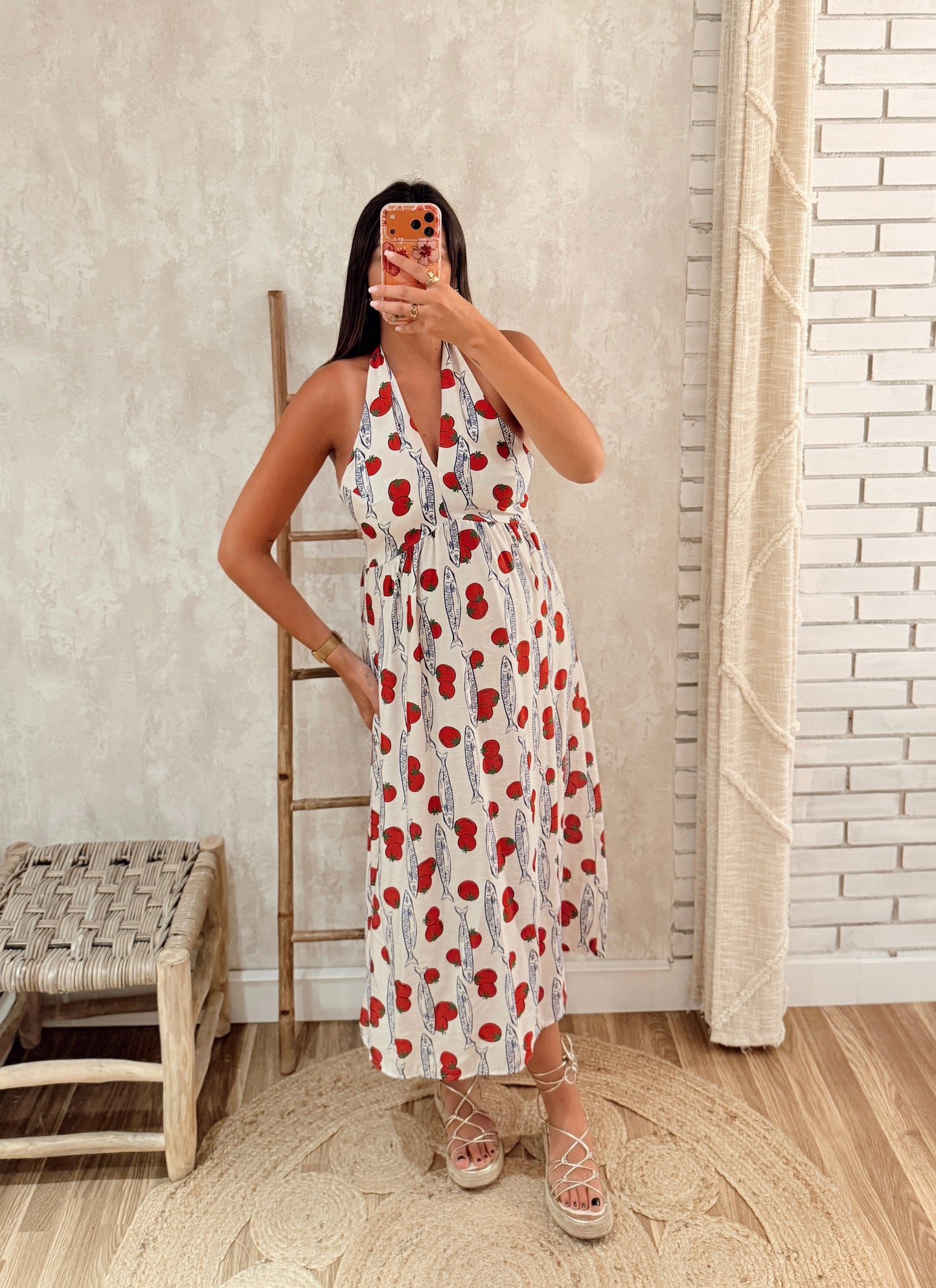 Vestido com Decote Halter e Padrão Sardinhas & Tomates