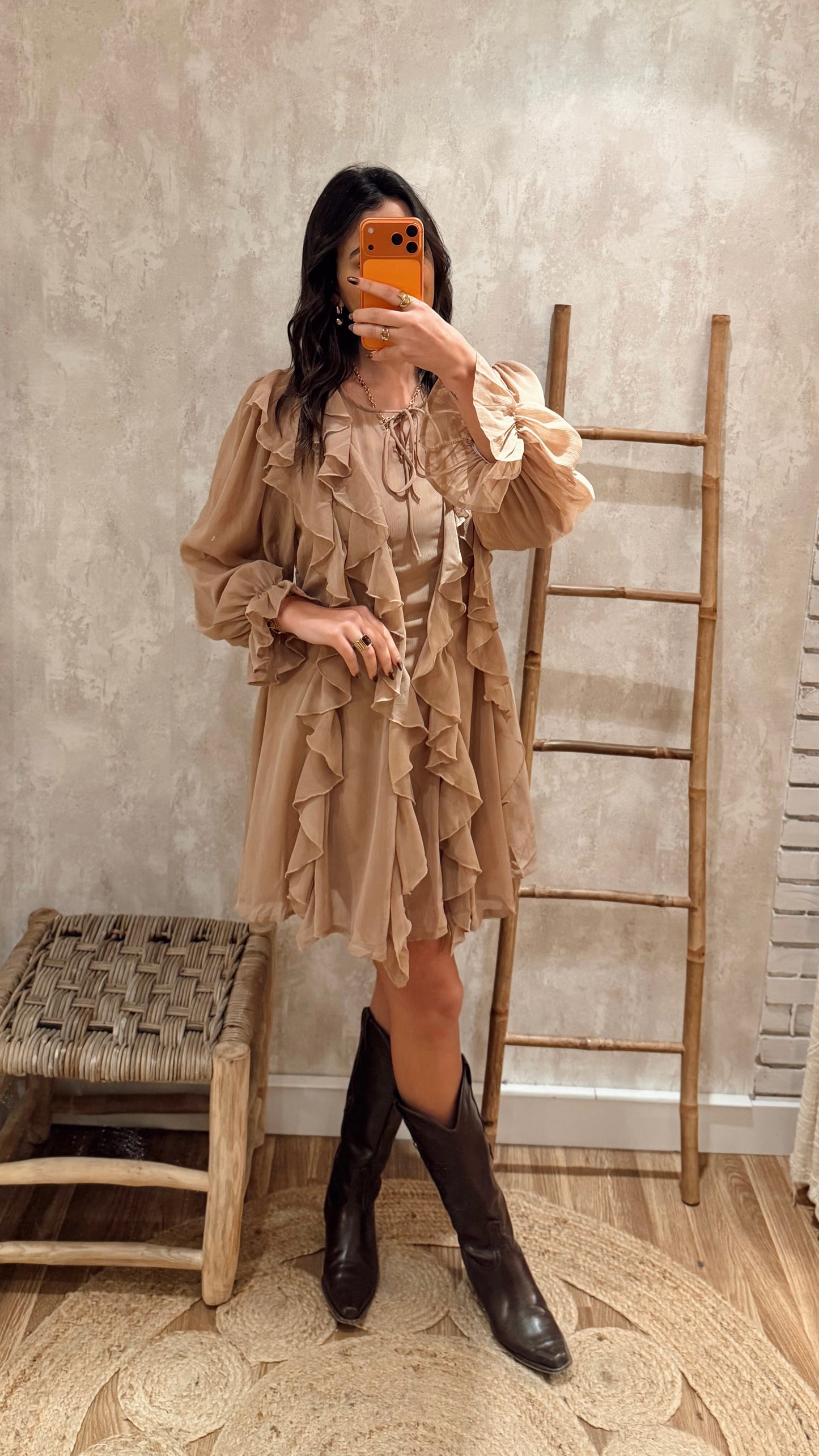 Vestido fluido c/ folhos e cinto incluído
