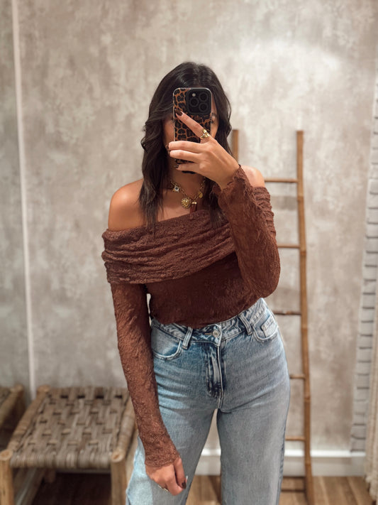 Blusa romântica em renda com decote ombro a ombro