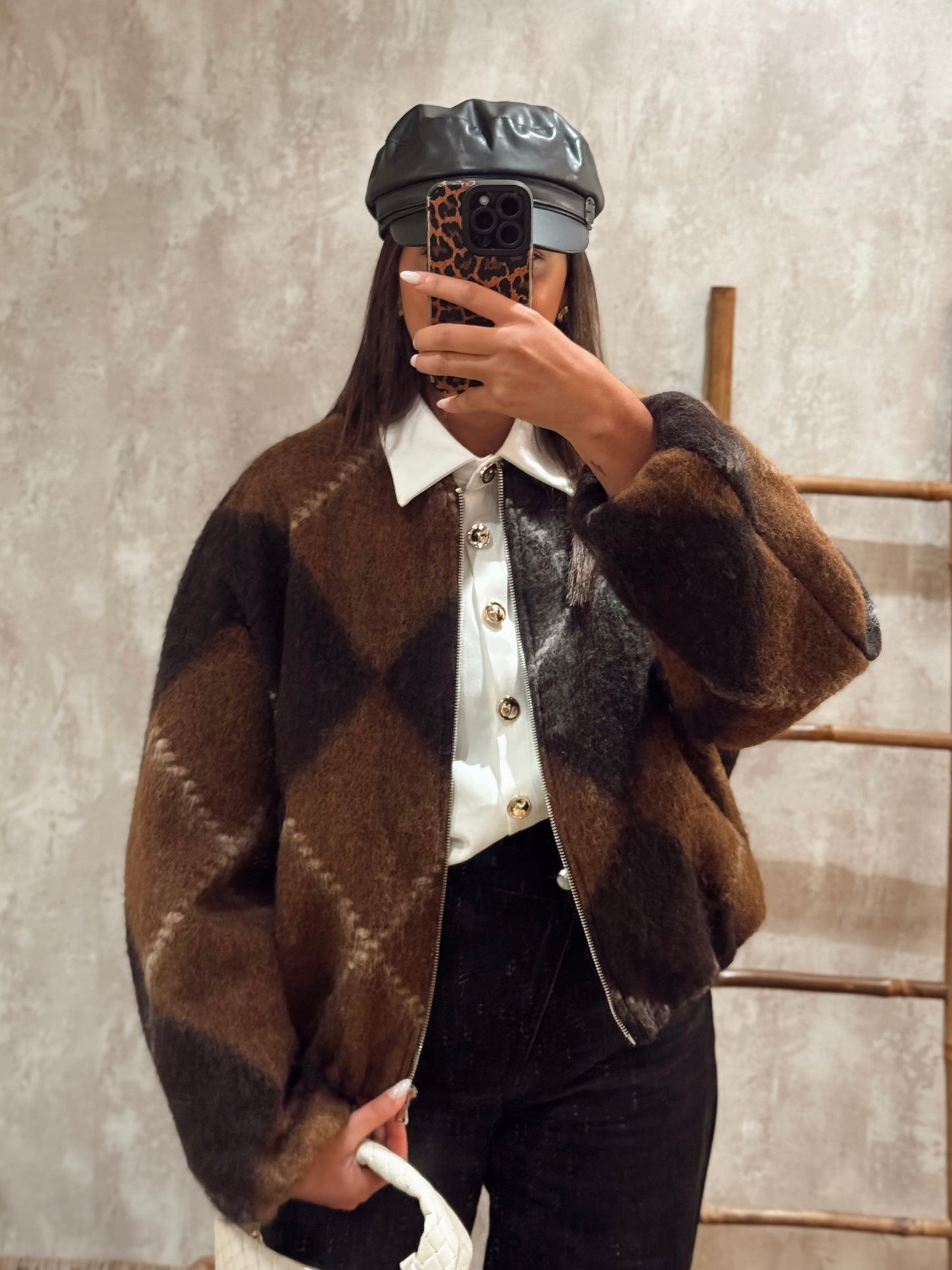 Bomber Lumina em fazenda com pêlo