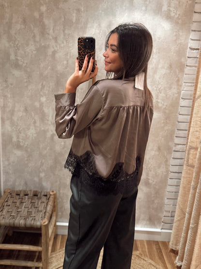 Camisa acetinada c/renda