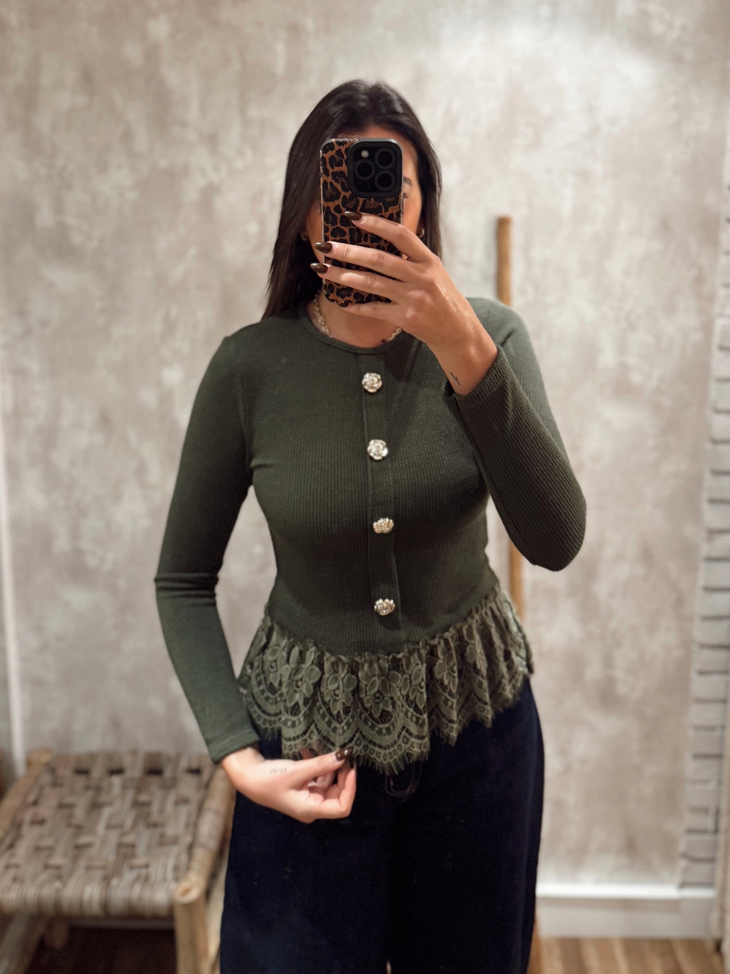Blusa em malha suave c/botões decorativos na frente e detalhe de renda