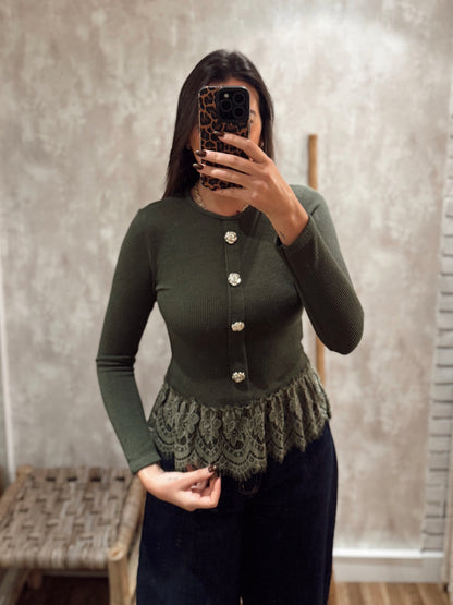 Blusa em malha suave c/botões decorativos na frente e detalhe de renda