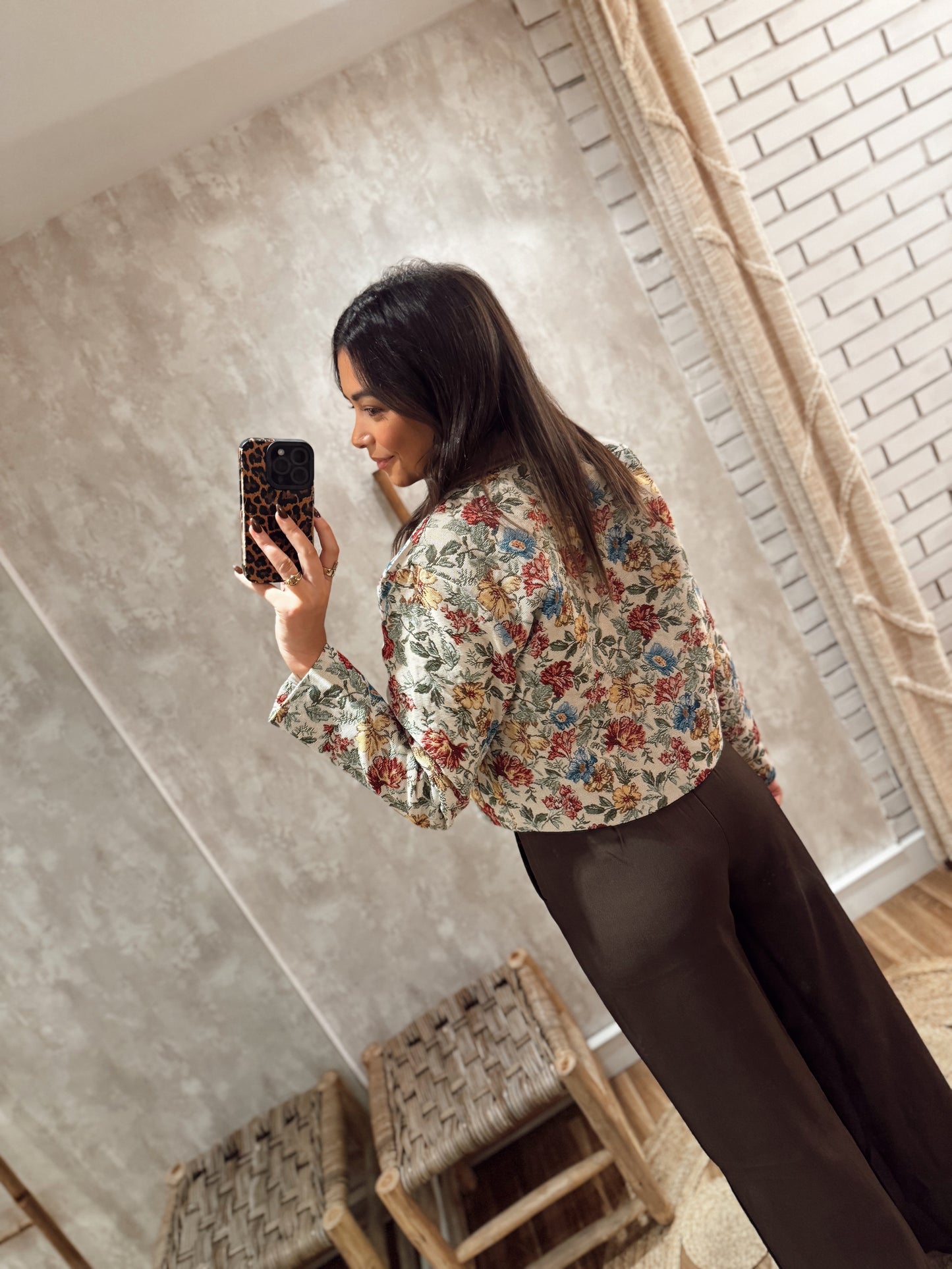 Bomber em tecido c/forro acolchoado e padrão floral - bege