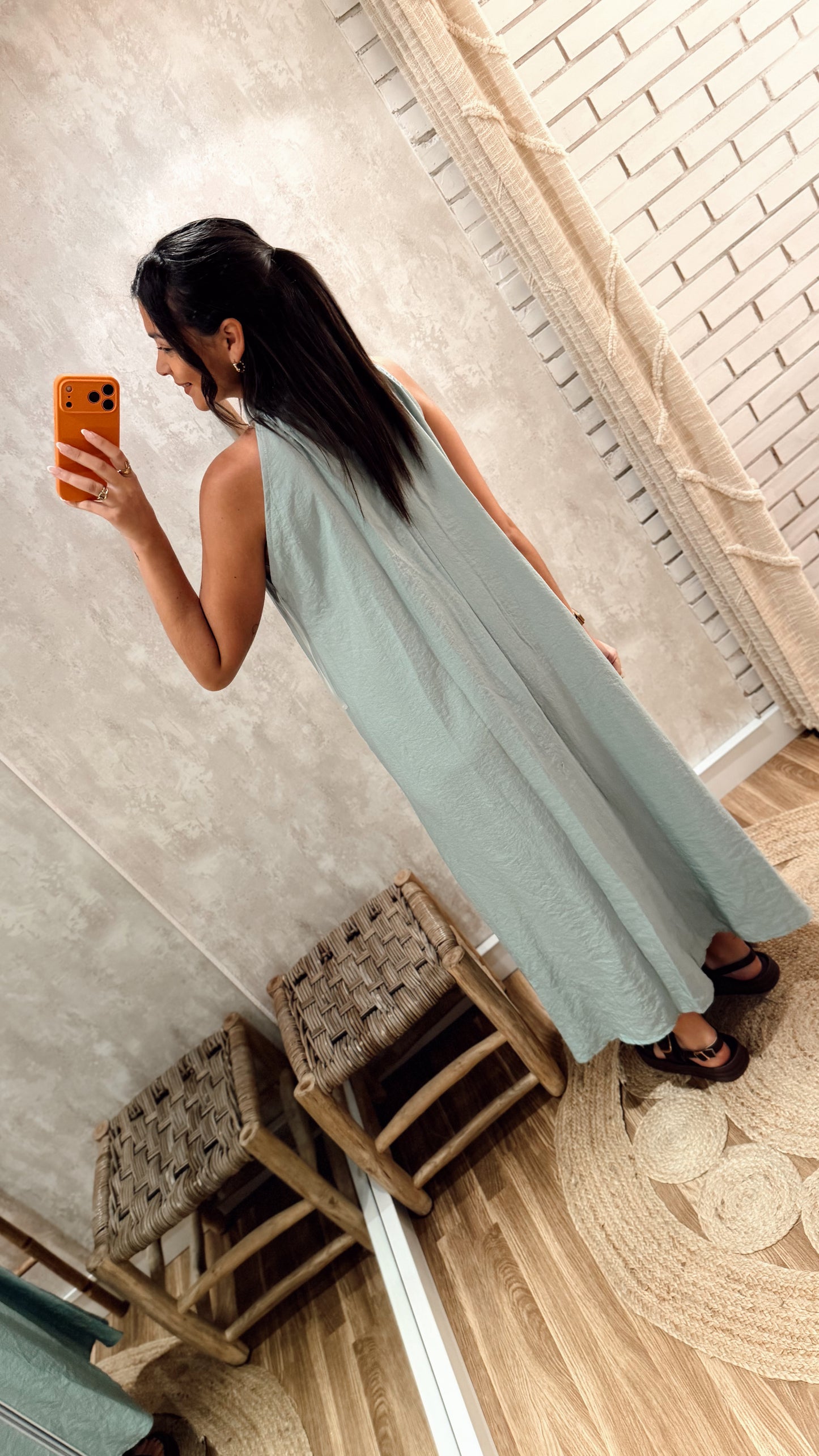 Vestido c/Decote halter c/ laço ajustável